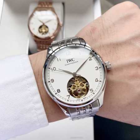 白 金 简洁设计 绅士风范 万国-Iwc 男士腕表 全自动机械机芯 矿物强化玻璃 316L精钢表壳 精钢表带 商务休闲 优雅大气 尺寸：直径42Mm 厚度12M - 点击图像关闭
