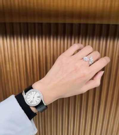 热卖款 伯爵 全新Piaget Lime Light系列腕表，以其独特的造型，引领着时尚界的风潮，更是邀请到国际巨星巩俐倾情代言，必将成为伯爵品牌全新的识别69