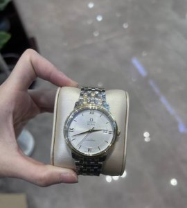 欧米茄碟飞典雅系列 家人们，今天必须给大家安利一波欧米茄的超美腕表 碟飞典雅系列。这款表真的太绝啦！ 尺寸刚刚好，36.8 毫米的表盘超精致，戴在手上显得手很秀