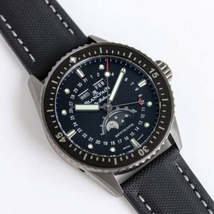 宝珀 五十寻 43.6Mm男表 Vc3 高科技缎面灰色陶瓷光泽亮丽、高硬度、不变色、不沾污、不易磨损。 表壳 牙圈对版，立体感强！永不退色，手感爽滑且不伤肌肤。