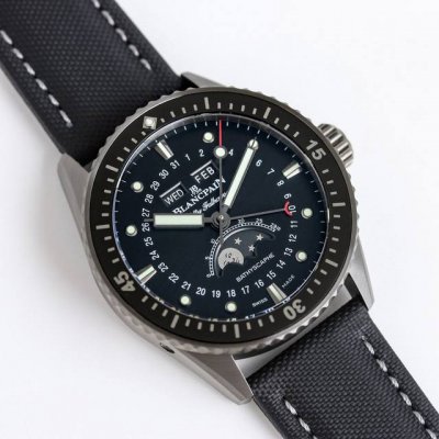 宝珀 五十寻 43.6Mm男表 Vc3 高科技缎面灰色陶瓷光泽亮丽、高硬度、不变色、不沾污、不易磨损。 表壳 牙圈对版，立体感强！永不退色，手感爽滑且不伤肌肤。