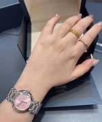 浪琴心月樱花粉 姐妹们，真的实物比官网图还要美10086倍！！！ 实物不是俗气的亮粉，是那种超温柔的樱花粉，显得手腕又细又白高级感拉满！ 30Mm表盘对小骨架太