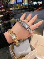 爱马仕 女款Nantucket系列 承载石英机芯 镜面17X23Mm 表带“自由散落状锚链”表壳镶嵌41颗钻石 +镶钻贝壳字面 搭配简式按扣方便佩戴 腕表显得简