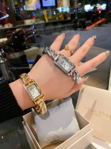 爱马仕 女款Nantucket系列 承载石英机芯 镜面17X23Mm 表带“自由散落状锚链”表壳镶嵌41颗钻石 +镶钻贝壳字面 搭配简式按扣方便佩戴 腕表显得简