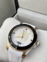 升级版原单品质 古驰 Gucci新款中性潜水表，40 Mm表径，以品牌标志性“猫”图案和夜光显示为表盘。应用不锈钢材质，经缎面拉丝润饰，并搭配与表盘配色一致的橡