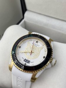 升级版原单品质 古驰 Gucci新款中性潜水表，40 Mm表径，以品牌标志性“猫”图案和夜光显示为表盘。应用不锈钢材质，经缎面拉丝润饰，并搭配与表盘配色一致的橡