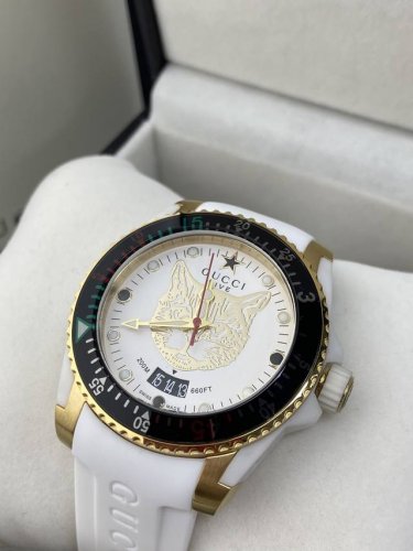 升级版原单品质 古驰 Gucci新款中性潜水表，40 Mm表径，以品牌标志性“猫”图案和夜光显示为表盘。应用不锈钢材质，经缎面拉丝润饰，并搭配与表盘配色一致的橡