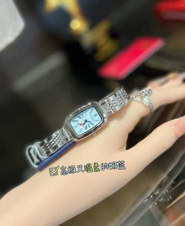 银 ，间枚 新款到货，浪琴马术最新骑仕系列女表！小巧的表款带有方形的特质，并以圆角代替尖锐的方形锋角，原装罗旋纹把头、批花精钢表针十分雅致！上手效果极佳！采用石 - 点击图像关闭