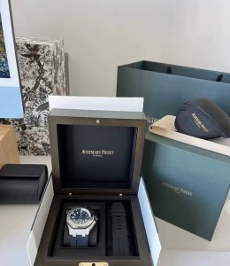 品牌:A爱彼皇家橡树离岸型 :系列:15703系列 设计:特有的八角型表圈表达出棱角分明线条 :机芯:搭载原版顶级进口机械机芯性能稳定 内圈:316精钢表壳内置