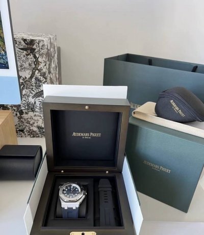 品牌:A爱彼皇家橡树离岸型 :系列:15703系列 设计:特有的八角型表圈表达出棱角分明线条 :机芯:搭载原版顶级进口机械机芯性能稳定 内圈:316精钢表壳内置