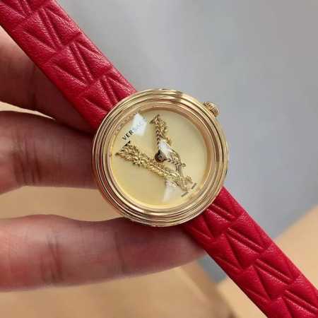 原盒:50 原厂正单！范思哲versace新款独家上线 表盘内金色v字展现夺目光彩 ，带着坚定无畏的意志 闪耀自信力量 巴洛克花纹精美典雅v字指针时标 令复古图 - 点击图像关闭
