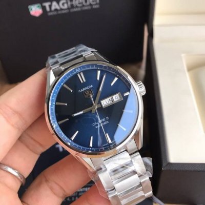 包装加50。新款泰格豪雅，高颜值已上线！卡莱拉系列双日历款，精钢完美拉丝表带原装扣！五色齐。蓝宝石防弦玻璃，搭载原装瑞士Sw220机械机芯，透底设计，表壳打磨抛