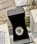 阿玛尼机械皮带男表到货Armani 表壳：316L精钢表镜：强化矿物质玻璃表带：316L精钢表扣：双按扣原装机芯 尺寸：45Mm缠绕于腕间的璀璨 释放意式优雅之