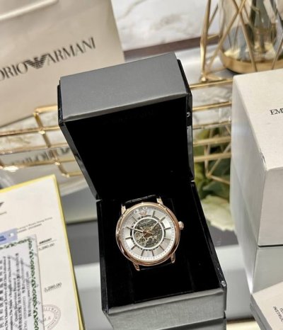 阿玛尼机械皮带男表到货Armani 表壳：316L精钢表镜：强化矿物质玻璃表带：316L精钢表扣：双按扣原装机芯 尺寸：45Mm缠绕于腕间的璀璨 释放意式优雅之