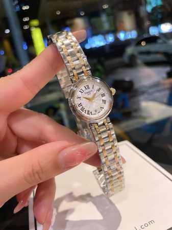 金 今年3月份天梭出得新款嘉丽小美人系列，整体非常简洁，26Mm的表盘很精致小巧，厚度刚刚好！不愧是小美人～戴起来也是非常好看的～值得入手手表之一。 - 点击图像关闭