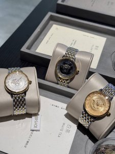 金 新款 范思哲 Versace Medusa Alchemy系列 表径38Mm 浮雕艺术 立体呈现 采用透明树脂 悬浮3D美杜莎头像以及希腊回纹图案 光线照射