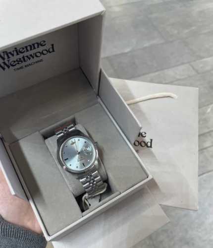 冰蓝裂境 之诗 西太后以碎冰蓝釉裂表盘， 定格一场文艺复兴的暴风雪。 秒针划过珐琅纹路时， 听见十六世纪威尼斯冰湖的脆响。#西太后 #西太后手表 #西太后单品