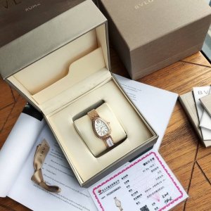 配盒 支持香港、美国直邮 Bvlgari宝格丽女士腕表，最新款镶钻版serpenti Seduttori鎏光蛇影腕表超美腻 佩戴方式很特别 像被蛇缠绕～十分别致