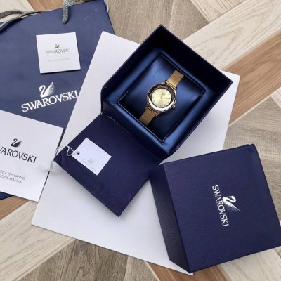 专柜最新款！Swarovski施华洛世奇Octea Nova系列石英腕表，表盘颜色青春靓丽，蜥蜴纹的意大利小牛皮表带，与太阳纹表盘颜色交相呼应，灵动跃然而出，展