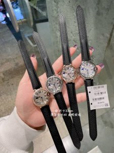 白 金 钻圈20 卡地亚 33Mm 瑞机 鱼眼玻璃 磨砂扣 匠心之作卡地亚蓝气球，精致33Mm石英腕表，传统三针设计 星空运转 时间流淌 特殊工艺镶钻，个性 完