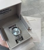 冰蓝裂境 之诗 西太后以碎冰蓝釉裂表盘， 定格一场文艺复兴的暴风雪。 秒针划过珐琅纹路时， 听见十六世纪威尼斯冰湖的脆响。