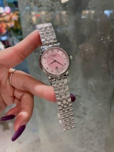 白 金 钢带10 天梭tissot 全新卡森臻我系列情侣对表，刘亦菲黄晓明倾情代言。臻我 寓意每时每刻做真实的自己。每一种身份，皆是兴之所至。每一年真我，都独具