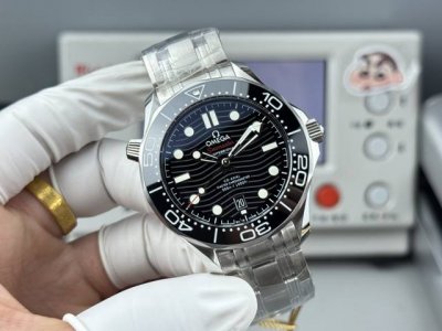 白 -金 Or-Factoy将开启复刻传奇的篇章。 这一前沿风尚的欧米茄海马300米系列腕表，采用进口316L精钢打造而成，表圈采用韩国高密度陶瓷，饰以白色珐琅