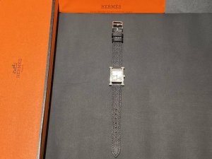 金 钻50 最新上市heure H腕表 H皮带logo标志表壳尺寸 中号 小号 不锈钢表壳 羽毛 镶钻 中号26X26毫米 小号21X21毫米 镶嵌112颗钻石