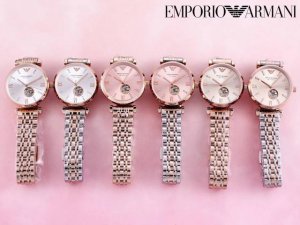 新款阿玛尼机械女表经典简约意式风情的 又美又飒 机芯外露 有透明之心美称 镶钻的表盘为腕表增添一丝优雅感精致表冠 经典刻度 欧美混色钢带 原装扣 矿物质水晶镜面