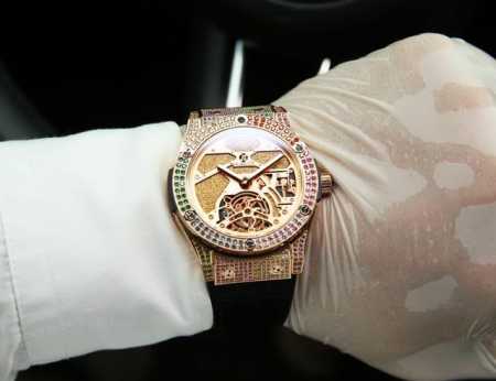 白 金20. 全新升级版 Hublot 宇舶 恒宝 奢华满钻表壳-搭配-时尚幻彩表盘让你玩转整个夏天。 类型：男士机械腕表 表带：进口皮带、钢带 舒适耐用 - 点击图像关闭