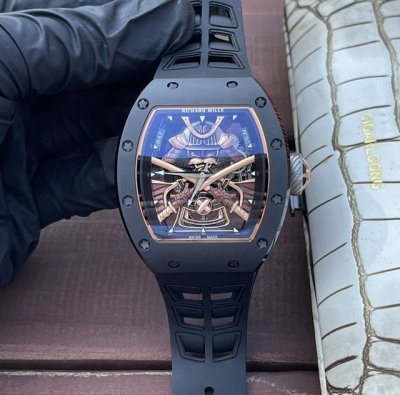 V2升级版理查德米勒 Richardmille 新款武士铠甲 全新升级6字位飞轮 联合雕刻艺术家pierre推出纯手工雕刻的陀飞轮 Rm047，实现了“装饰性”