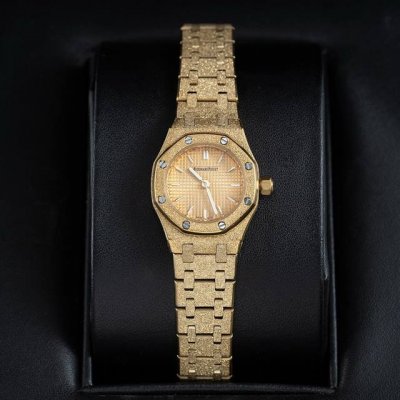 谁能拒绝这块爱彼霜金迷你23Mm 爱彼新出的这支皇家橡树67630Ba，把 贵气 展现到极致！表盘是细腻的沙金石肌理，光线底下会泛着细碎的光泽，格纹纹路和经典八