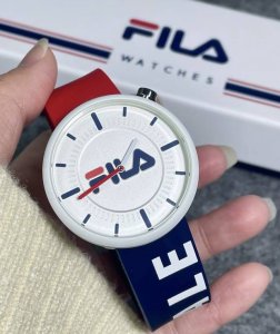 Fila斐乐 社区逛到斐乐家介几款手表 混色尊嘟好活力～胶带上手轻！ 感觉蛮适合学生上学戴的！