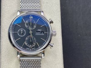 1630Tw倾情演绎【Iwc万国波涛菲诺计时腕表】 腕表尺寸42Mmx13.5Mm。完美同步正品，表壳以精钢材质打造，通过细致的抛光打磨之后呈现出细腻光泽，表耳