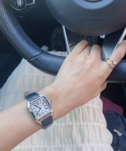 两年前买的卡地亚山度士～越看越喜欢 买的时候感觉就那么回事，也没怎么带，现在时间久了反而觉得越看越好看～#女士手表 #卡地亚 #山度士