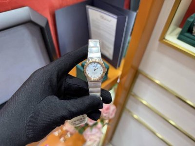 欧米茄星座系列 石英高端腕表，表盘29Mm，精钢间金表带，红金表壳，进口石英机芯，蓝宝石镜面，买了绝对不后悔系列，折叠表扣，女神必备，