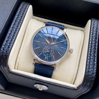 玫瑰金+20Iwc柏涛菲诺系列Iw3 01腕表是品牌推出的第一款配备全新自主研发全历模块的作品！ 而其他款式不同，此次表盘采用“上下双眼”布局，12点字位显示星