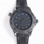 墨黑海马，桀骜登场 Or厂新品海马系列 米。43.50Mm表壳、表圈、波纹图案表盘均采用黑色氧化锆1Zr021陶瓷制成。镂空指针及12点位的圆点，均覆有Supe