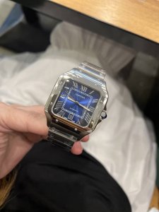 暂无金壳和女款 卡地亚Santos De Cartier腕表可以说是世界上第一枚真正意义上的腕表，迄今已有百年历史，1904年卡地亚推出了一枚可以佩戴在腕间的手