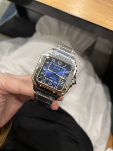 暂无金壳和女款 卡地亚Santos De Cartier腕表可以说是世界上第一枚真正意义上的腕表，迄今已有百年历史，1904年卡地亚推出了一枚可以佩戴在腕间的手