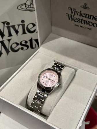 Viviennewestwood薇薇安西太后腕表，不锈钢石英女表，经典阳光射线纹饰，银色表盘带来细细质感，表盘饰罗马刻度浮雕土星标志立于12点位，外径28Mm， - 点击图像关闭