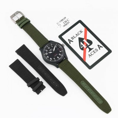 Xr全新力作匠心传承Iwc万国飞行员系列腕表 独家定制版本！ 大三针日历41Mm腕表，推出黑色表盘版本，采用极简的黑白对比呈现更犀利的视觉风格。 采用全新研发的