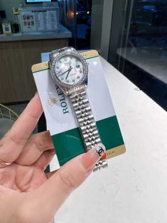新款推荐钻圈 劳力士 28Mm精致小表螺旋后盖 女款五角星钻面 爆款推荐 设计显出独特高贵优雅女神气质！316精钢搭配蝴蝶扣，不显浮华的风格广受女神喜爱，逐渐深 - 点击图像关闭