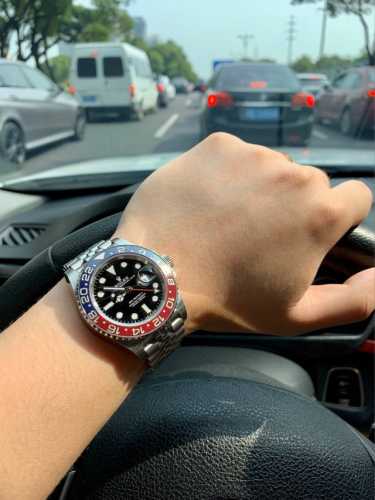 Rolex 126 Rolex 126 俗称可乐圈 更确切的讲是百事可乐圈 因为现行款只发售了红蓝配色的可乐圈 所以大家也就习惯称之为可乐圈 但其实前代作品有分