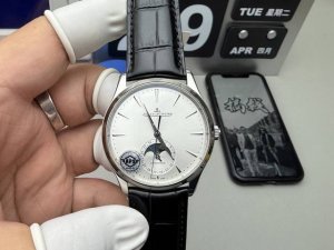 z+”最新力作：积家月相腕表~ 采用Cnc技术对版密底发条盒 对比市场版本更接近正版，搭载925一体机芯，除了6点钟位置的月相显示，还配备有日期显示功能，表壳采