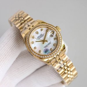 劳力士女装日志型28㎜日志型。 ①：女装日志型的蚝式表壳是坚固优雅、完美比例的典范。采用316L不锈钢来锻造不锈钢腕表表壳，具备高抗腐蚀性。这种超合金不仅非常耐