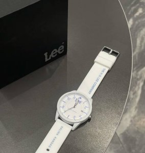 Fila斐乐 逛社区挑选了一块简约手表呀！ 白色真的很干净清爽 戴手上真的蛮舒适有质感 而且我觉得秋冬天戴着挺百搭！