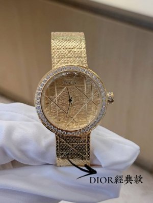 金白同价 迪奥La D My Dior Cd04111X1248 Cd04115X1251系列腕表。优美的弧线设计，搭配两枚利落指针、便以其极简之风，成为迪奥的