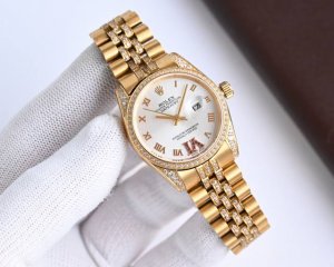 白 -金 2025劳力士日志系列 女表优雅上市 ①：女装日志型采用904L不锈钢来锻造不锈钢腕表，表壳具备高抗腐蚀性。这种超合金不仅非常耐用且易于磨光，即使在最