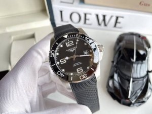 乘风破浪 水中霸主 作为销量最高，主力走量系列，全新推出同级原装“硅胶橡胶表带”，41Mm，舒适贴合且不失儒雅。 认准独家品质细节蝴蝶扣拉丝处理与原装同步 官网